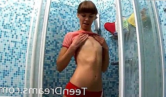 Муж трахает очко жены раком и кончает внутрь